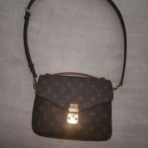 LV Pochette Metis